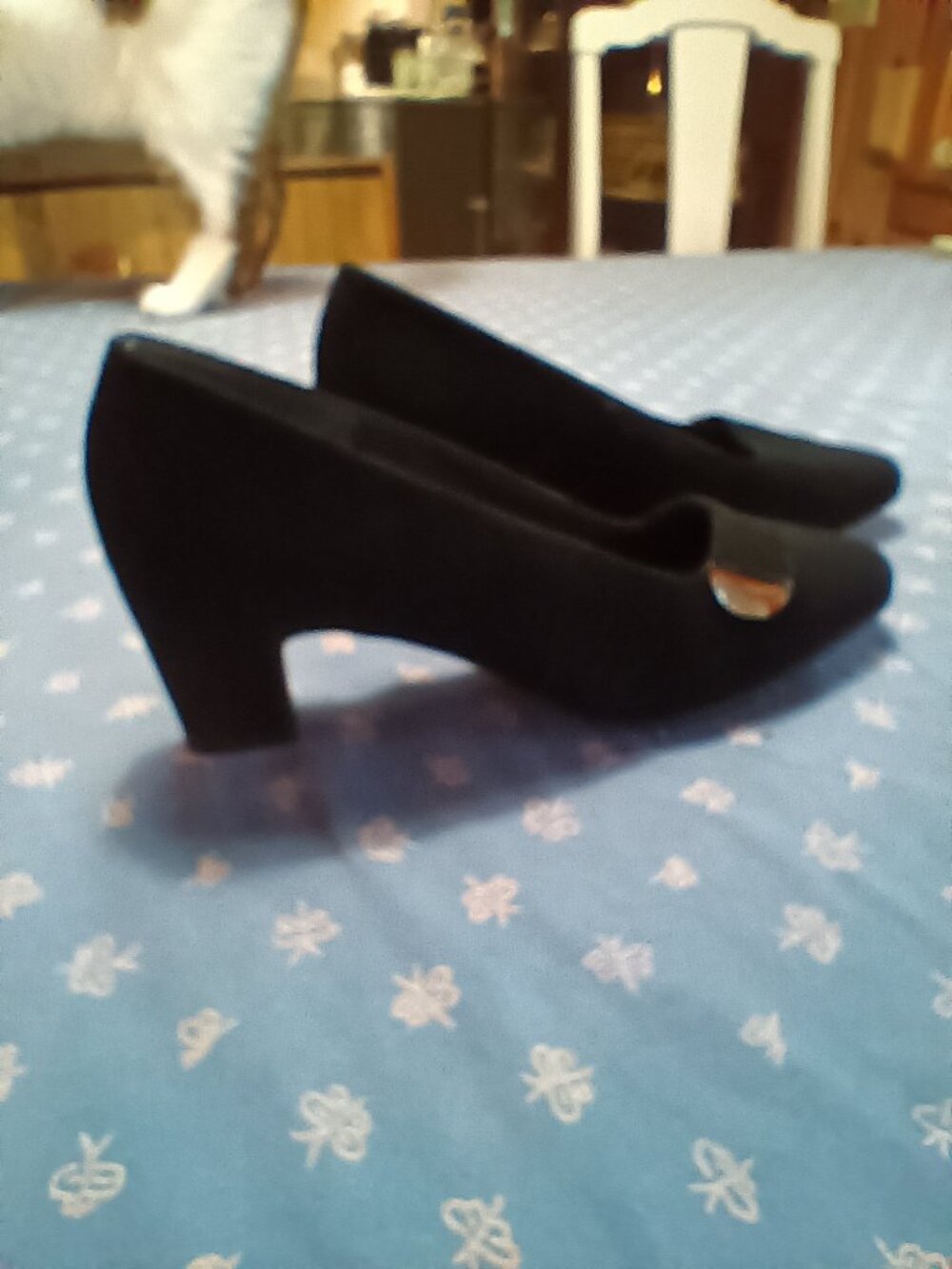 Women's Easy Spirit black suede heels 9N